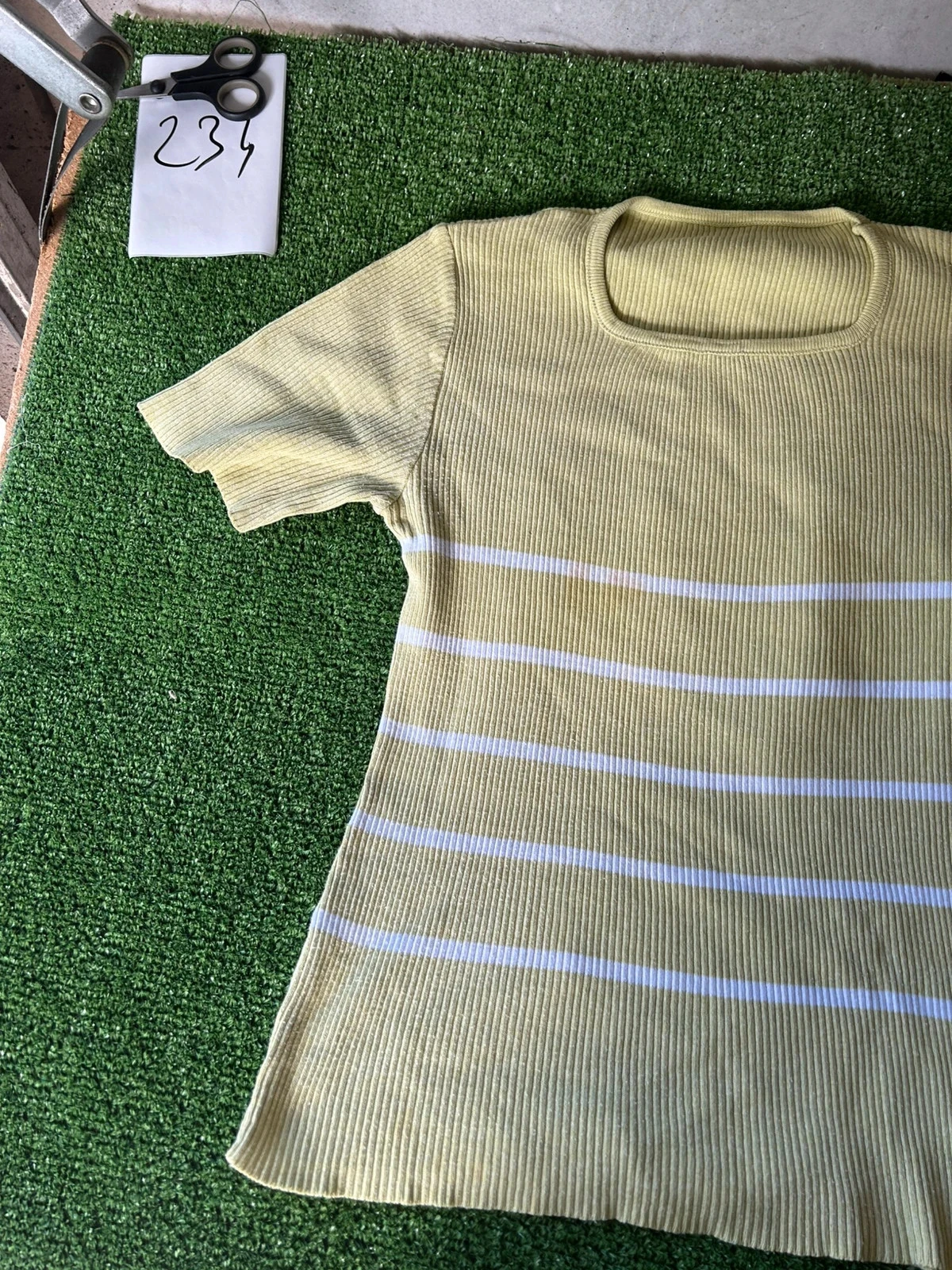 Camiseta verde manzana con rayas blancas – photo 3